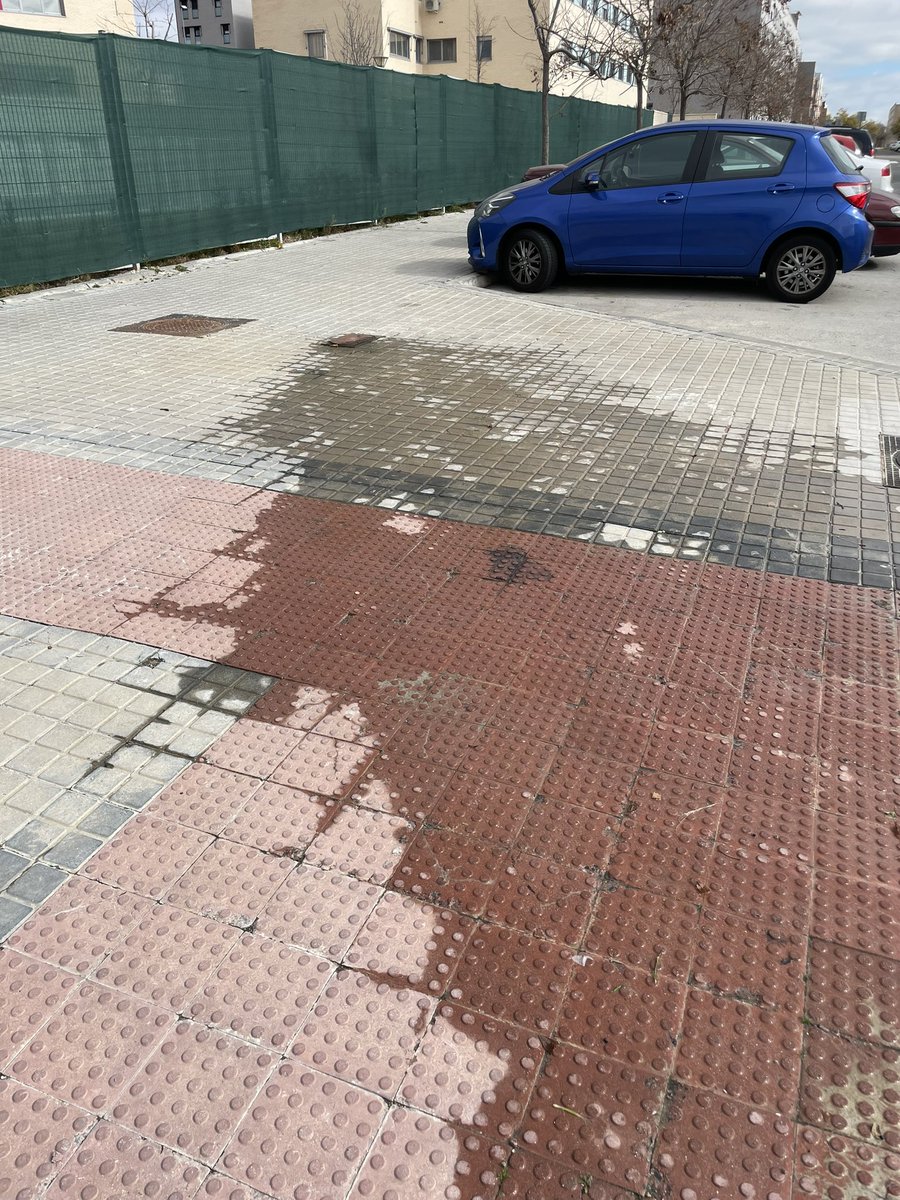 lomuu's tweet photo. @PoliciaAlcorcon @alcorconbombero Esta boca de bomberos está tirando agua siempre desde hace uno días  ¿podrían cerrarla?
Está en la calle Bucraa 1. Gracias https://t.co/83a6vCowko