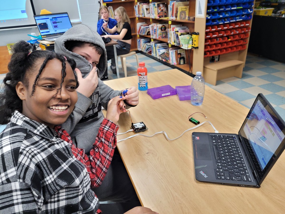 Finally got the 7s using the <a href="/Kitronik/">Kitronik</a> servo board and servos. Took some time, but everyone had their motors turning. Yes, there were smiles. Now we need to make something! #hawksmakerspace