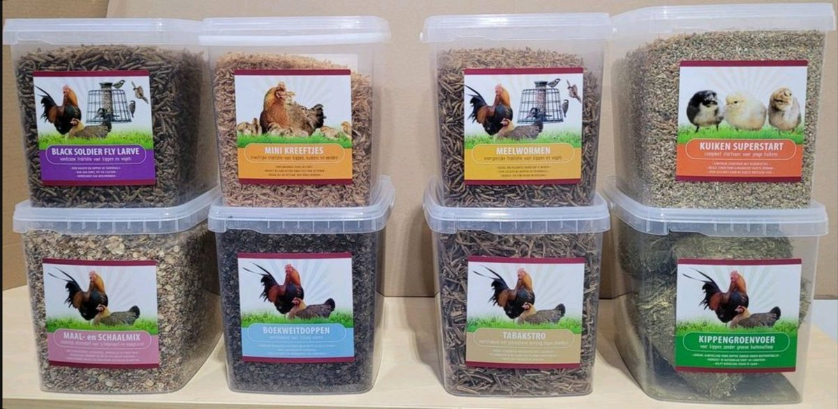 Om ons specialisme in voer voor hobbypluimvee kracht bij te zetten, hebben we voor onze wedeverkopers nu 8 snacks en bijproducten voor kippen in emmers beschikbaar. Met vrolijke en duidelijke etiketten uitsluitend Nederlandstalig.
Zelf geproduceerd op onze locatie in Toldijk.