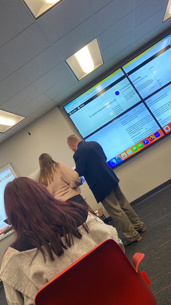 graceastate's tweet photo. Guest speaker today, went over broadcast journalism #mmdrt @Dr_Sitton https://t.co/K4fO3nWClt