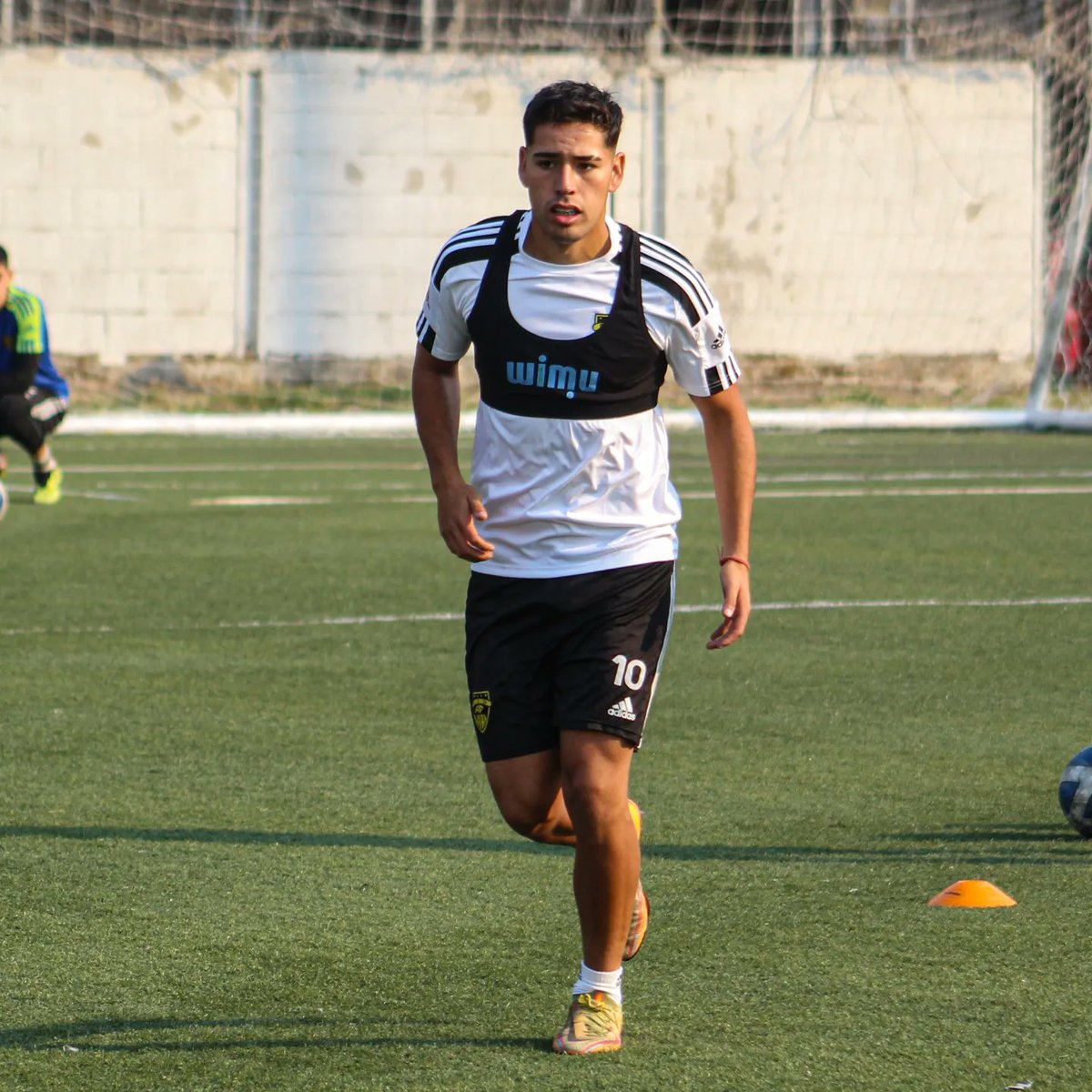 Nuestros muchachos ya se subieron a la locomotora 🟡⚫️

¿Y tú, ya te subiste? 👀

Recuerda que te puedes abonar a través de <a href="/ticketpluscl/">Ticketplus Chile</a> y aprovecha los beneficios del Abono 2023 ✅️

#SomosHistoria🚂