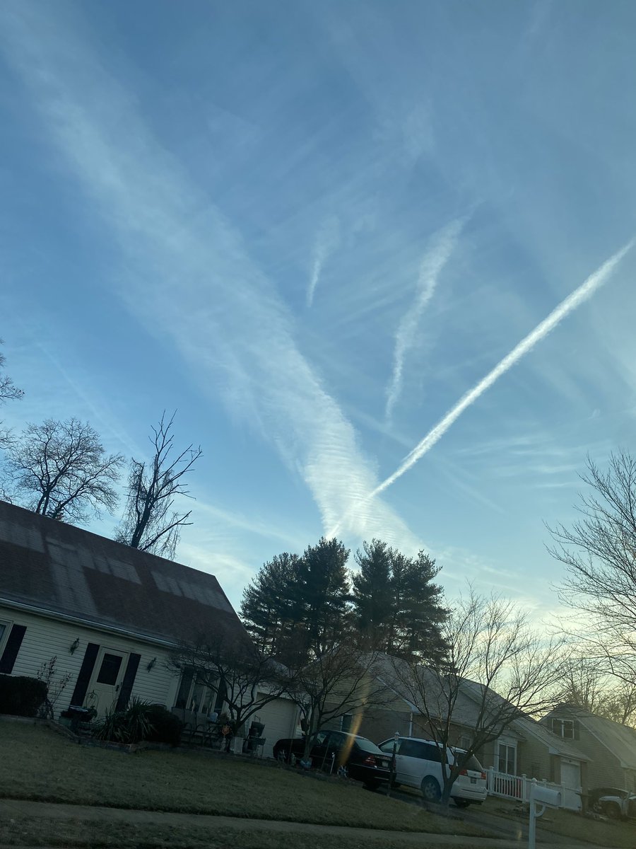SInselberg's tweet photo. @MikeOxl45230782 @gizmodzine Nothing to see here over my town in PA. EVERY DAMN DAY. #fakesky https://t.co/S71GLs7Ipe