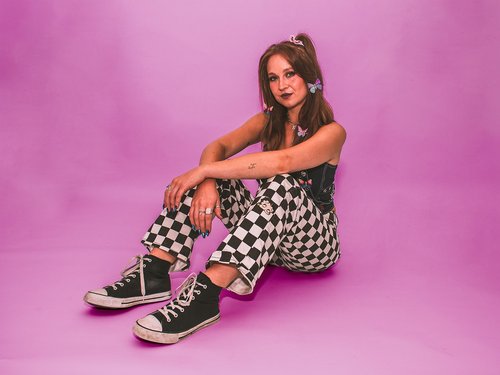 HOT TRACK | Loving this! Due to feature on her upcoming EP, 'Anywhere But Here' solidifies katie drives as an exciting emerging voice in pop punk. #NewMusic #SingleReview

Read our review of the track here: 

Read: tourbustunes.com/2023/02/hot-tr…