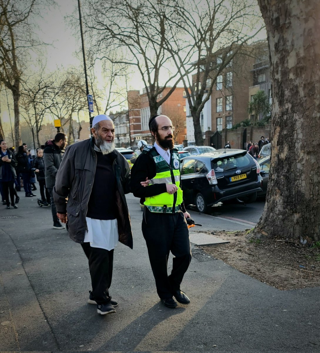 Just another day for the fantastic @Hatzola emergency first responder volunteers serving the local #Hackney #Haringey communities 🚑.