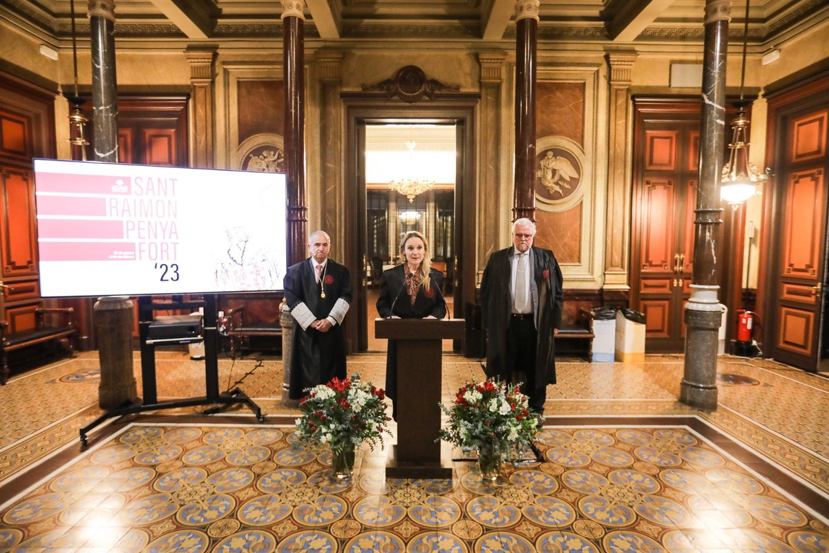 ICABarcelona's tweet photo. Emotiva cerimònia civil en record dels advocats/des difunts l’any 2022, amb les intervencions del degà, @JesusFamilex, el secretari, @JoaquimSagnier i la vicedegana, @SusanaFD75. S'han llegit diferents poemes amb l’acompanyament de la #CoralICAB i del violoncel·lista @edmon_bosch https://t.co/NeECzs8yJS