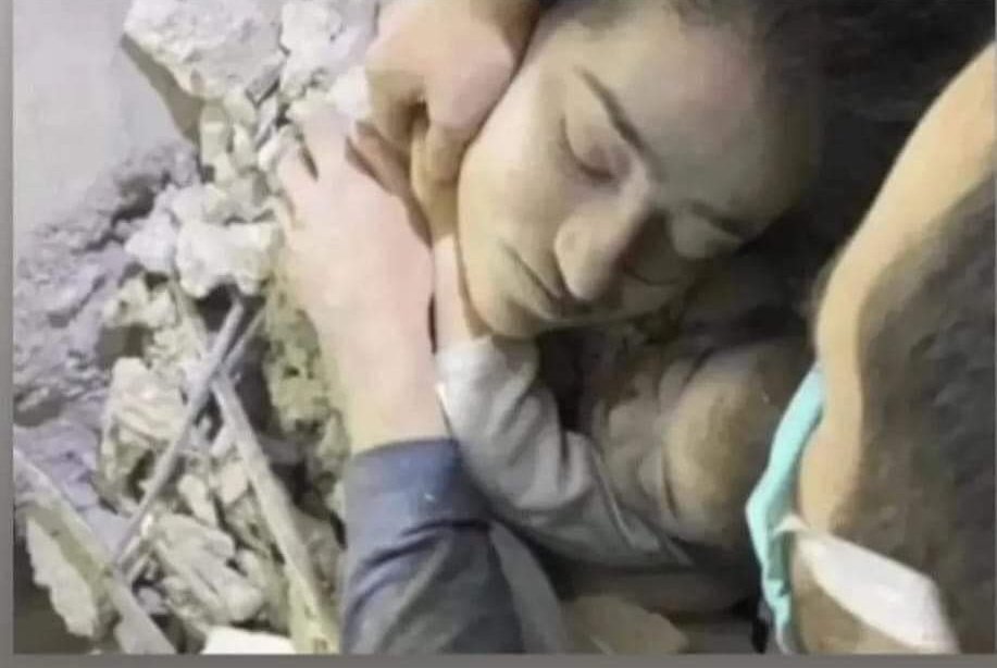 Sigaraların kutusuna resim koyuyorsunuz ya, bu resmi de alıp 
İnşaat ruhsatı için başvuran müteahhitlerin dosyasının kapağına koyun.  Belki vicdanları sızlar. 

Konteyner/ #Greece /Bilal / Zeynep
Ertelendi/ Samandağ / Adıyaman