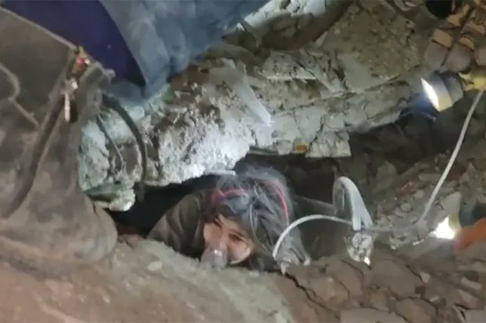 Malatya'da 12 yaşındaki Aysima, depremden 40 saat sonra kurtarıldı.