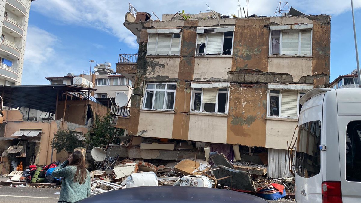 irem_akcaoglu's tweet photo. Bir tarafta 38 saattir bu enkazın altında duran Merve Dövme... Diğer yanda ekipmanı olmayan itfaiye, sürücüsü olmayan vinç... 
Merve Dövme ve ailesi kurtarılmayı bekliyor. LÜTFEN YARDIM! 
General şükrü kanatlı mah fevzi paşa cad incesu apt no 44 kat 6 AntakyaHatay
@AFADBaskanlik https://t.co/whIT2Y4VrS