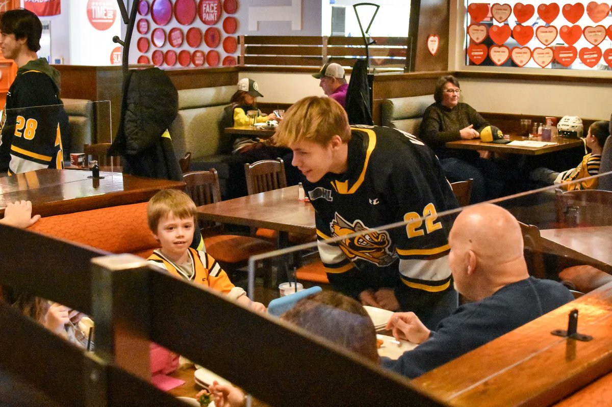 StingHockey's tweet photo. So much fun at our @bpsarnia Sting Serve You! 🍕

Missed this one? Mark your calendars for Monday March 6th, it'll be our last one of the season 🐝 https://t.co/EKQhzs0m4C