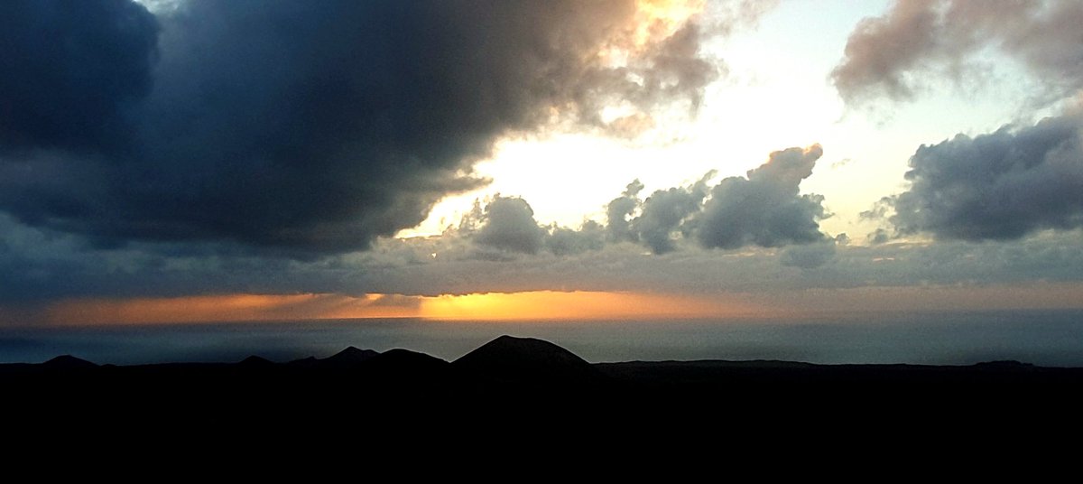 🌄 🇮🇨 🇪🇦 #atardecer #sunset #naturaleza #nature #canarias100x100 #canaryisland #montañas #Mountain #volcan #volcanes