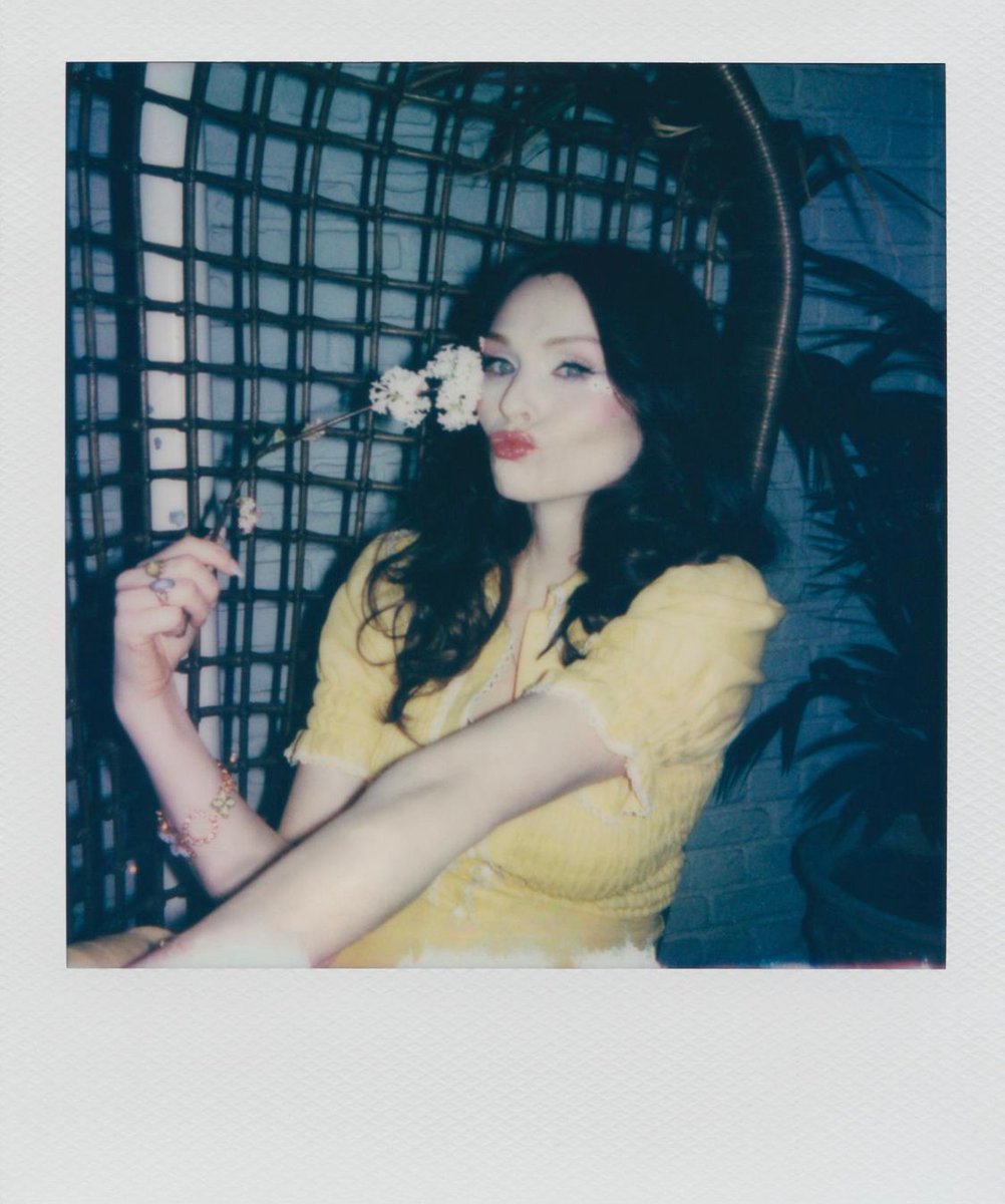 So excited to finally be able to share with you the first play of the first single from the 7th studio album HANA 🌸 ‘Breaking the Circle’ will be played at 8.55am on <a href="/ZoeTheBall/">Zoe Ball</a>’s breakfast show on <a href="/BBCRadio2/">BBC Radio 2</a>. ⚡️Here we go….! ❤️💕