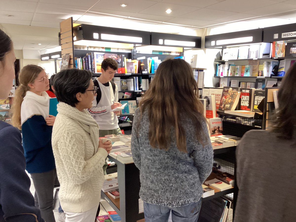 Ce mardi, un petit groupe d'élèves de seconde a visité la librairie et échangé avec les libraires dans le cadre du projet "Jeunes en librairie". Objectif : réaliser un reportage sur la librairie et le métier de libraire à présenter aux autres élèves de la classe. #SFND #Lesneven