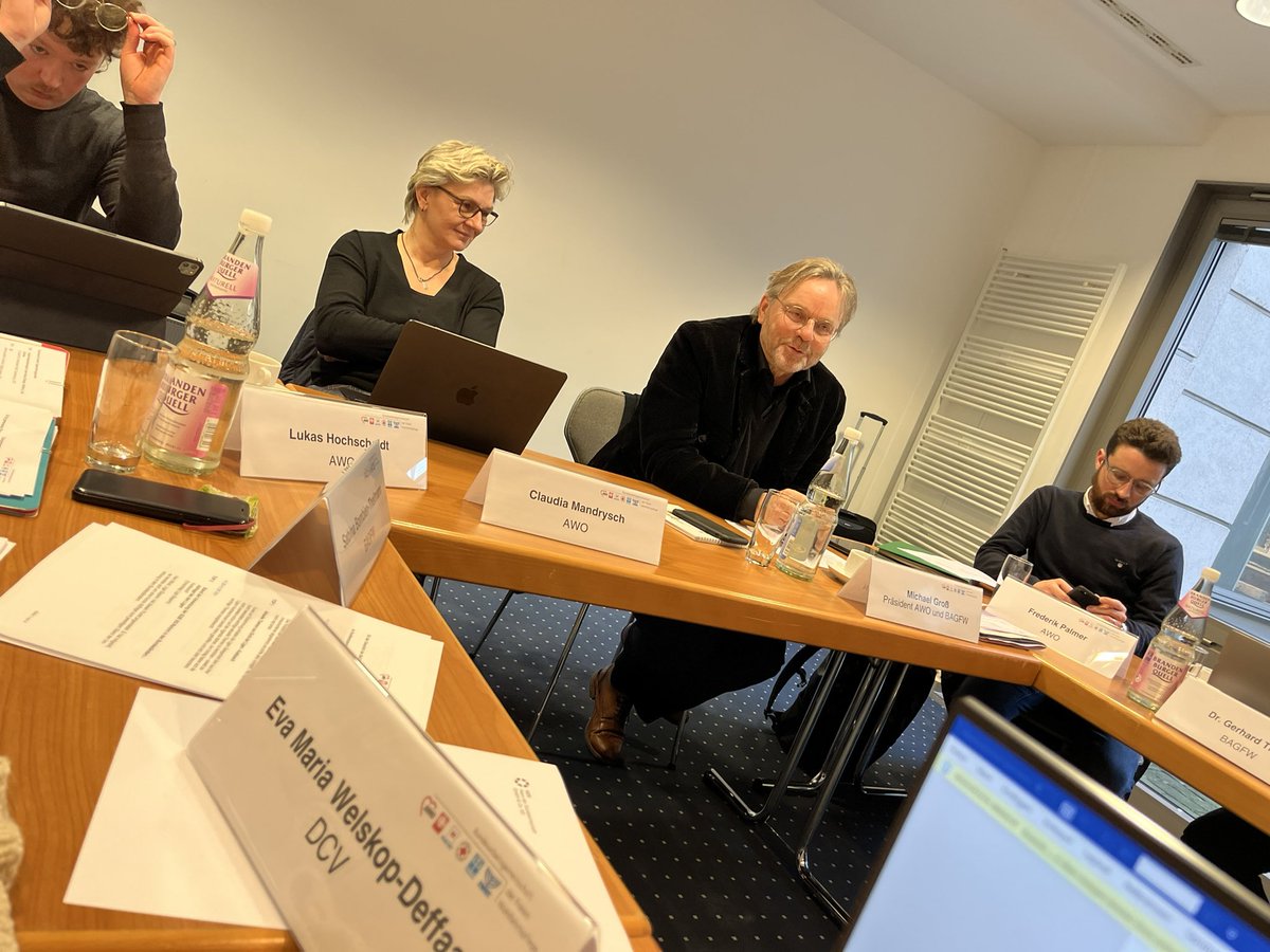 NYwelskop's tweet photo. @AWOBund @bagfw @MichaelGrossAWO @LoheideMaria @JossSteinke @cmandrysch @Paritaet @diakonie @Caritas_web @roteskreuz_de @TimmWeb Das war ein toll moderiertes Treffen. Danke @MichaelGrossAWO.Zu #UMA #Flüchtlingsgipfel #Fachkräfte in der Jugendhilfe haben wir ebenso gesprochen wie über die #Leiharbeit in der #Pflege:ein Riesenspaltpilz in unseren Einrichtungen. #Springerpools nach bayerischem Vorbild überall https://t.co/YtdBNjNEKs