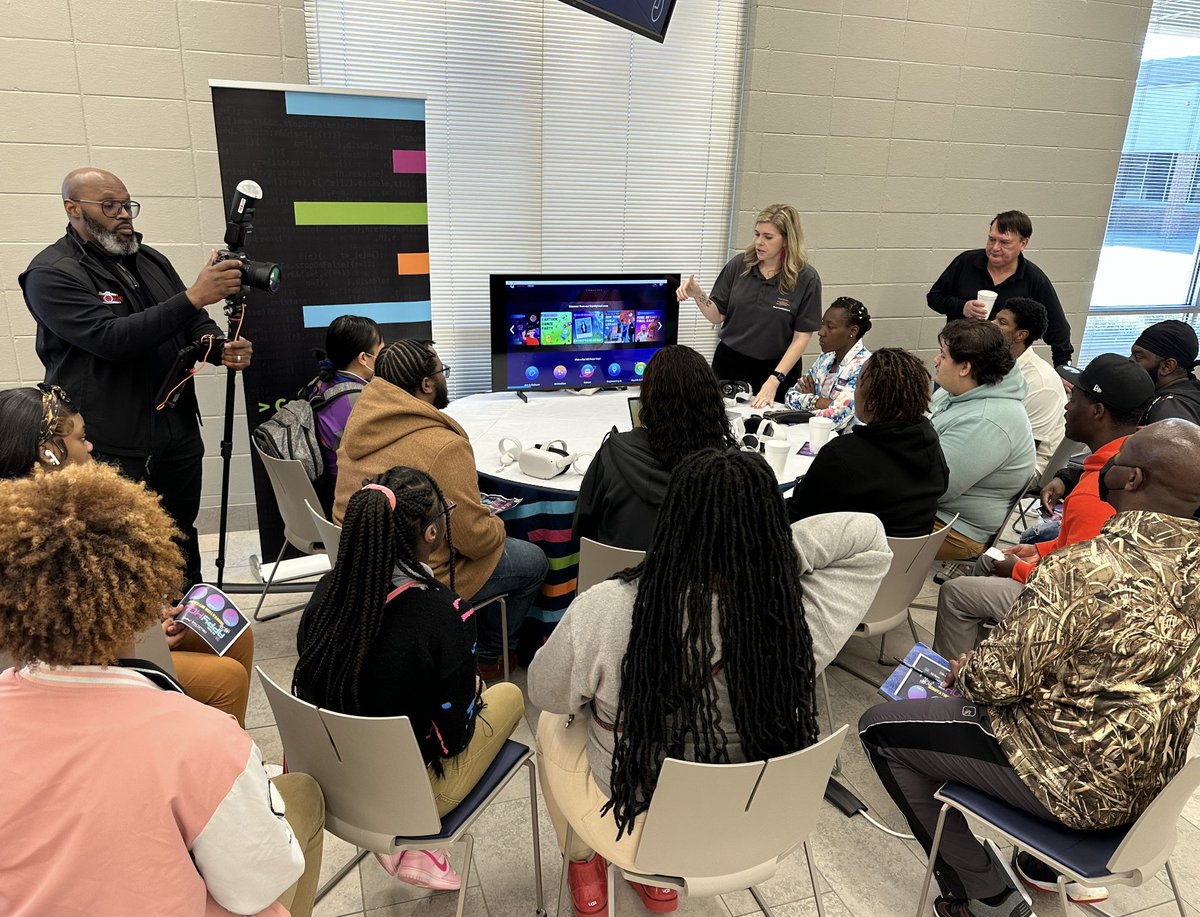 _EdFarm's tweet photo. Amazing start to our Innovation Invasion Appy Hours @trenholm_state last night! HBCU/CCU students are learning new digital technology to impact our community! Thanks to our partners @CSX &amp; @techmgm! #LearnWithEdFarm #weCultivatechange https://t.co/FfdEczpvky
