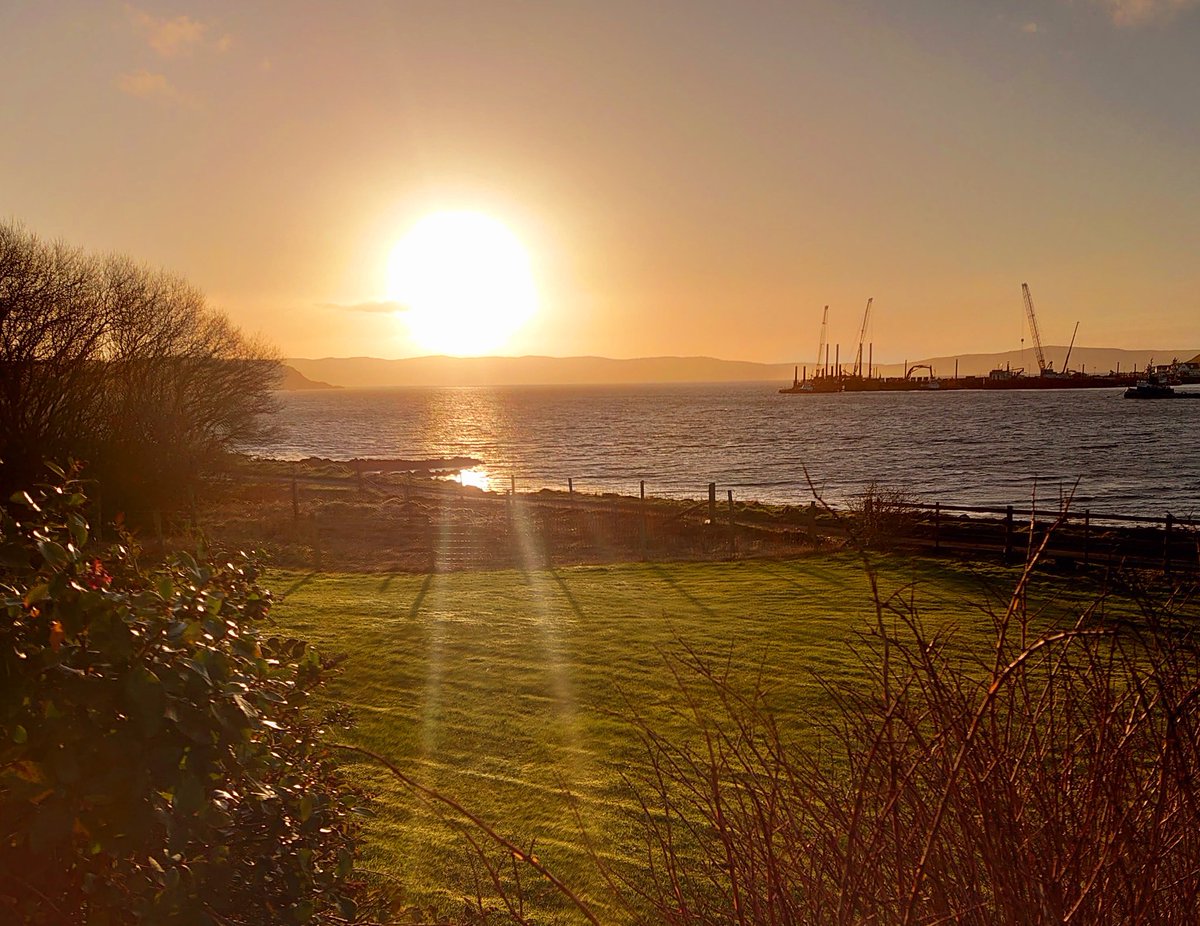don_esson's tweet photo. #IsleofSkye
#Uig #Cuil
"Get outside. Watch the sunrise. Watch the sunset. How does that make you feel? Does it make you feel big or tiny? Because there's something good about feeling both".
Amy Grant https://t.co/Dsr4ZZ3Vi7