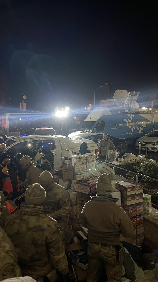 dogukandjarin's tweet photo. Adıyaman Valiliği önüne gelen yardımlar dağıtılmaya başlandı. Mehmetçik burada. Süt, Su, Çocuk Bezi, Biberon, Mama, Çorap vs var. https://t.co/NbNM1tKK6P