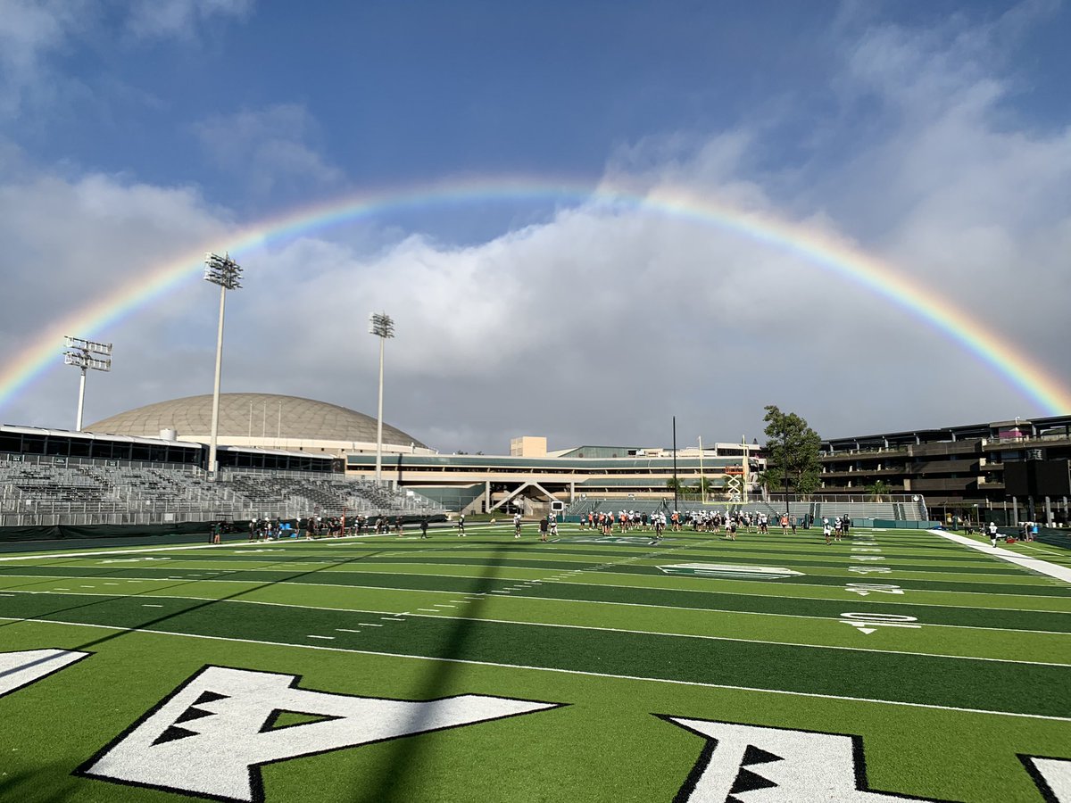 HawaiiFootball's tweet photo. 😎 🌈 

#BRADDAHHOOD https://t.co/MxRdp5wq03
