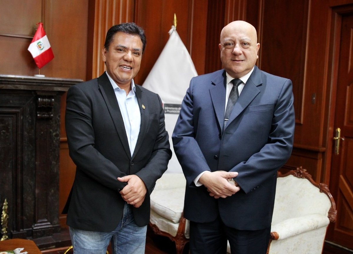 El ministro de Trabajo y Promoción del Empleo, Alfonso Adrianzén (<a href="/Aladoj/">Alfonso Adrianzén Ojeda</a>), y el alcalde de #Independencia (<a href="/MunIndependenci/">Municipalidad de Independencia</a>), Alfredo Reynaga, se reunieron para coordinar acciones en beneficio de los vecinos de Lima Norte.