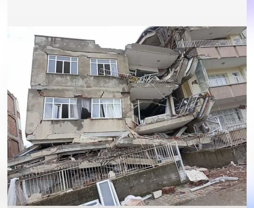 Ondokuzmayıs Üniversitesi Hukuk Fakültesi 2. Sınıf öğrencisi Ayşegül Kolu ve ailesi 48 saattir bu enkaz altında. Halen müdahale eden yok. Adresi: Sümerevler Mahallesi BOZBEY Yolu 1707 Sokak No:7 ADIYAMAN/MERKEZ
#ayşegülkolu 
#adıyamandeprem