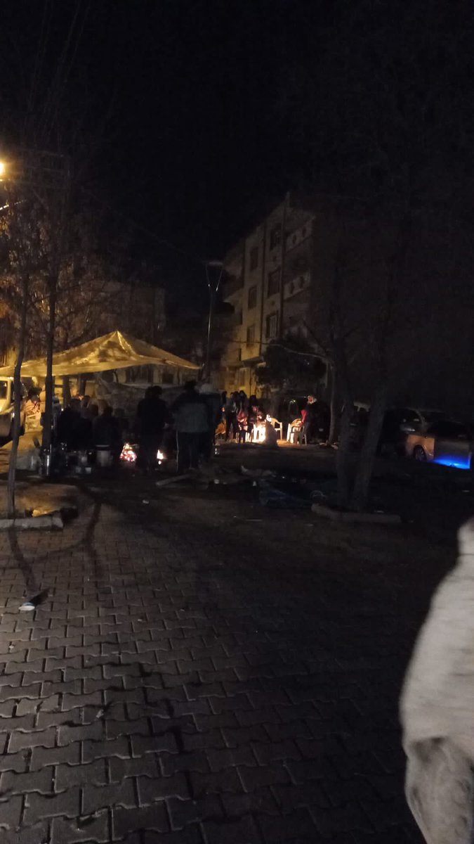 Gaziantep’ten arkadaşımız bildiriyor:
“İnsanlar tırların içine doluştu, birçoğu sokakta. Su yok, gıda yok. Kurtulanlar da soğuktan ölmek üzereler. Lütfen yardım edin.”
Konum: Gaziantep, Yeşilevler.