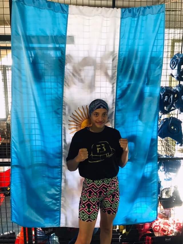 Sofia Robles alias "La Golovkina" comenzó con el pie derecho en Hungría, derrotando hace unas horas a su par croata Nikolina Cacic.

#boxeofemenino #boxeoargentino #boxeadorasargentinas #boxeoamateur