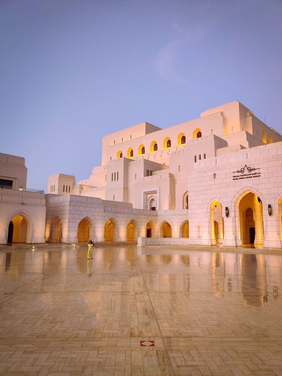 #عُمان مدرسة في جمالية البسيط والمعقّد، من زيّ الفرد حتى عمارة المدن❤️ 

دار الأوبرا السلطانية في #مسقط