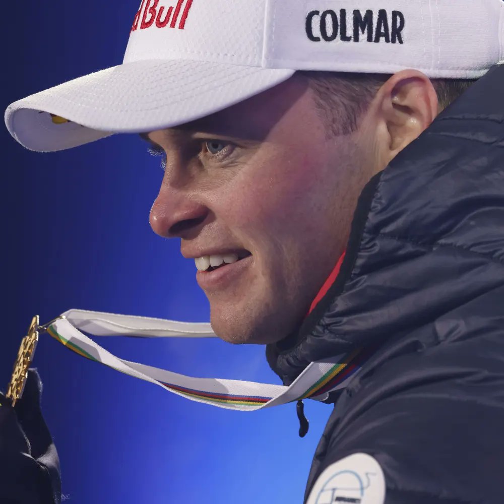 AlexPinturault's tweet image. Il y a eu la deception, le doute, la tristesse... je me suis demandé si j&apos;en étais encore capable, si j&apos;étais toujours à ma place... Aujourd&apos;hui j&apos;ai la meilleure des réponses : Champion Du Monde à la maison 🙏 Merci à l&apos;équipe, la famille et à vous ! #WorldChampion  @CM_2023