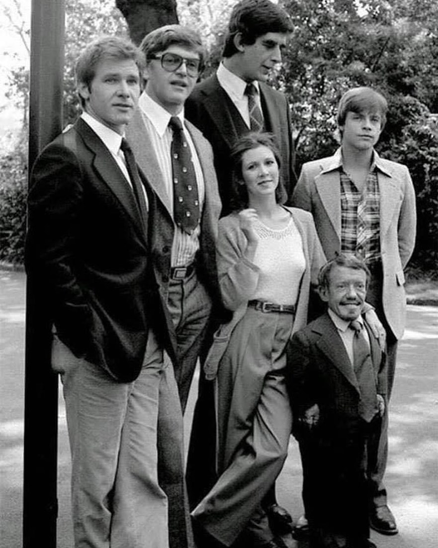 #Repost @historicpix 
——
Star Wars cast out of costumes: Harrison Ford (Han Solo), David Prowse (Darth Vader), Peter Mayhew (Chewbacca), Carrie Fisher (Princess Leia), Mark Hamill (Luke Skywalker) and Kenny Baker (R2-D2). 1977. For more, follow @historicpix #history #historic https://t.co/lPhCWfcqLG