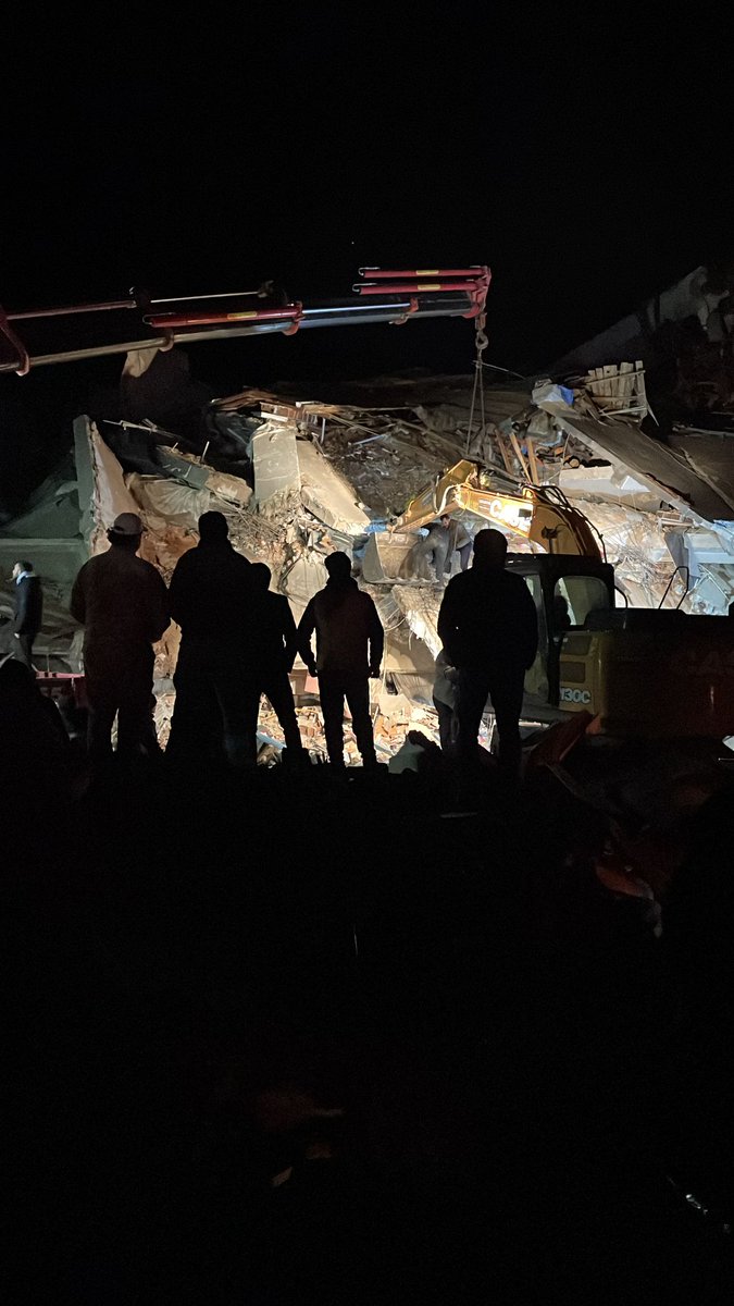 denizzadax's tweet photo. Gürses sokak prestij asi apartmanı Ulucami Antakya/hatay KUZENIM ESI ÇOCUKLARI DEPREM GECESI DORTTEN BERI ENKAZ ALTINDALAR LÜTFEN ONLARA DA YARDIM ULASTIRIN ORADAYKEN AFAD ENKAZA HALA ULAŞMADI @OguzhanUgur @BabalaTv #prestijasiapartmanıyardımbekliyor #antakyahatay @haluklevent https://t.co/81L02salFT