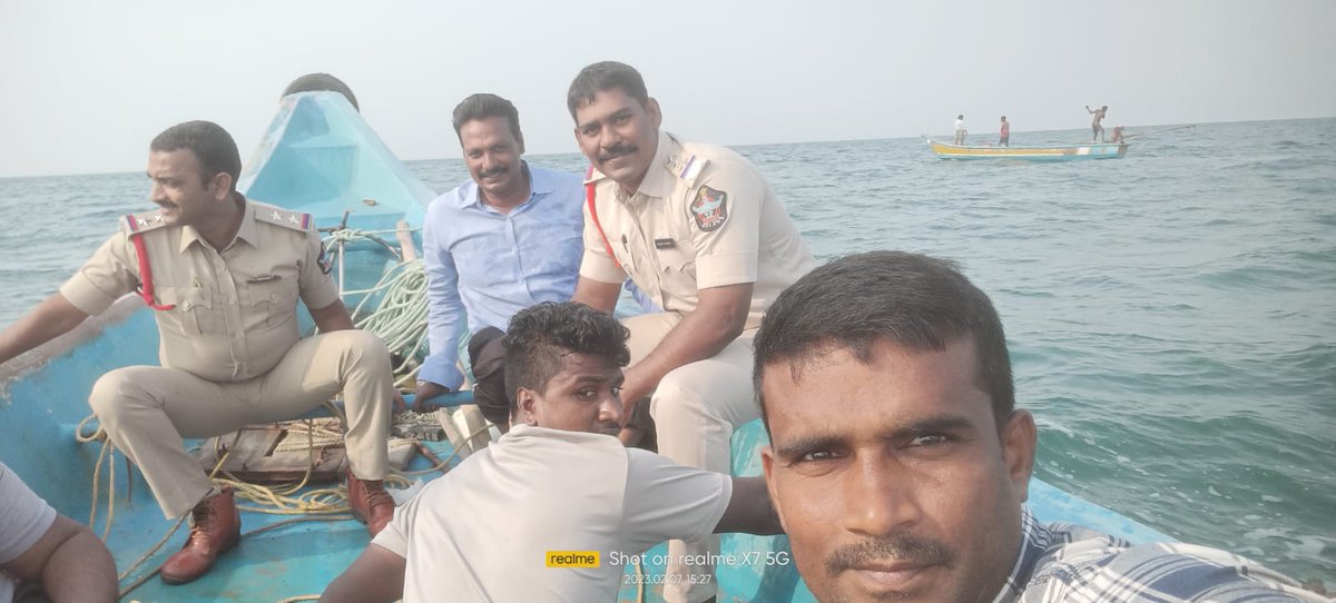 SriLakshmi_10's tweet photo. Nine youth from #Musunuru stranded in the sea were rescued by @sp_nlr
Kavali Rural Police. The youth who went on a boat in #Chennayapalembeach were left helpless after their boat broke down in the sea.
@NewsMeter_In
@CoreenaSuares2
@KanizaGarari https://t.co/SPBRn4WROx