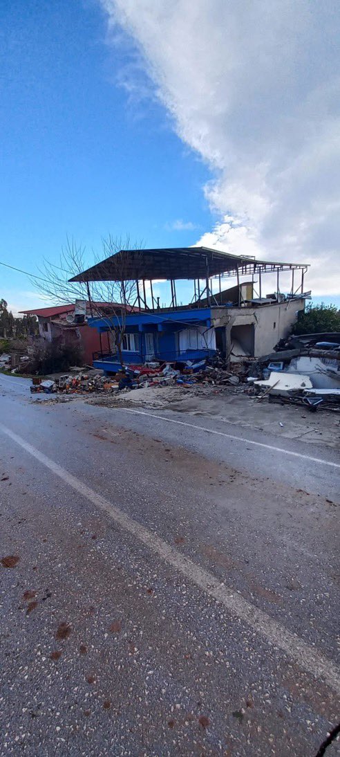 sercanhamzaolu's tweet photo. Şüphesiz devletimiz tüm imkanlarını seferber etti ancak Hatay'dan çok fazla yardım isteği geliyor.Hatay merkezin dışında köylerde de ciddi sıkıntılar var. Bu görüntüler Kırıkhan Ceylanlı Köyü'nden. Hatay'a çok daha fazla destek ve yardımın gitmesi gerekiyor.
@AFADBaskanlik https://t.co/vEVFrmsU0W