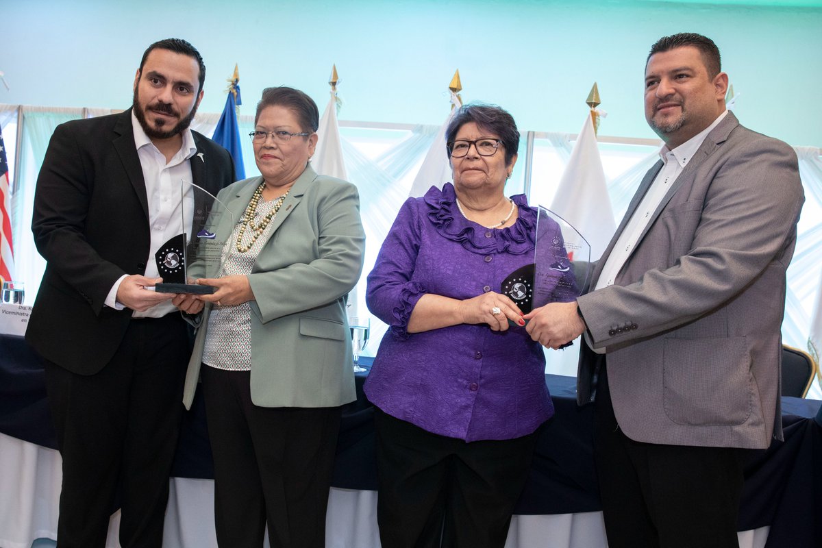 isss_gob_sv's tweet photo. En la jornada se reconoció de manera especial a la Dra. Genoveva Morales, de nuestro Departamento de Vigilancia Sanitaria, por su trayectoria profesional e invaluable aporte a la promoción de la salud pública en beneficio de la población salvadoreña.
#OrgulloISSS #NuevoISSS https://t.co/3nZXu6sO0F