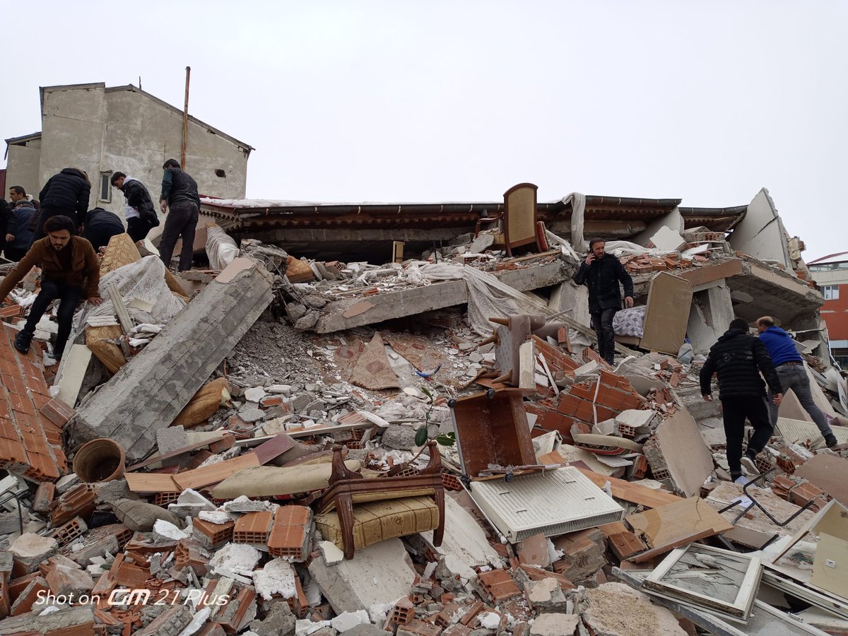 #elbistan
#deprem
#Afsinyardımbekliyor
#ELBISTANAACILYARDIM
Elbistan'da AFAD yok Kızılay yok devlet gönülüleri yollasın kamu kurumunda çalışanları yollayın elbistan'a yazık insanlar enkazda ölüyorlar...
Biran önce GÖNÜLLÜ KAMUDA ÇALIŞANLARI YOLLAYIN VİCDANIMIZ RAHAT DEĞİL