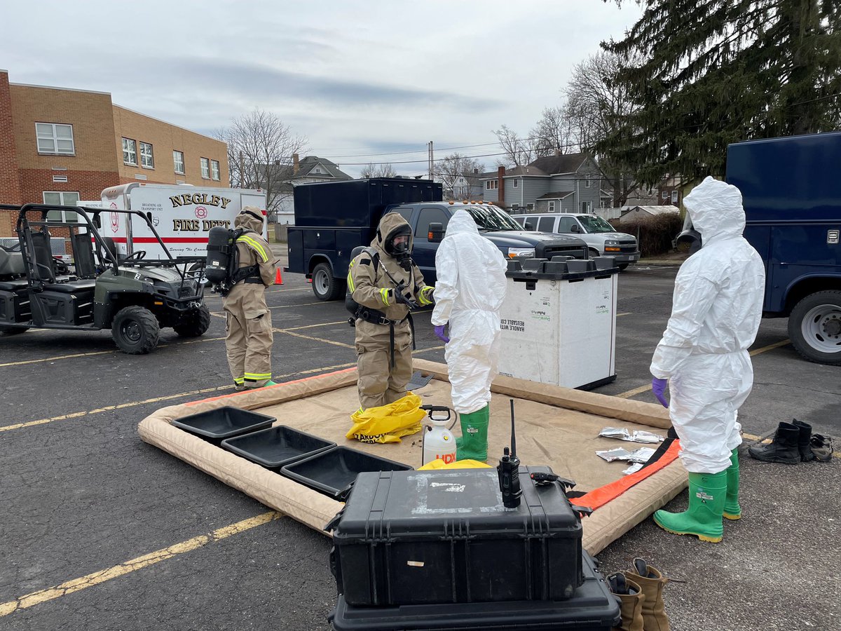 OHNationalGuard's tweet photo. ONG 52nd Civil Support Team members prepare to enter an incident area to assess remaining hazards with a lightweight inflatable decontamination system (LIDS) in East Palestine, Ohio, Feb. 7, 2023. The 52nd CST is supporting civil authorities following a Feb. 3 train derailment. https://t.co/l2eBFTHoEH