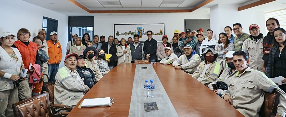 fchiguil's tweet image. Capacitamos constantemente a nuestro equipo de trabajo para obtener mejores resultados, hoy @cejas impartió el taller, Implementación Programa Murales, a compañeras y compañeros de la Dirección General de Servicios Urbanos.