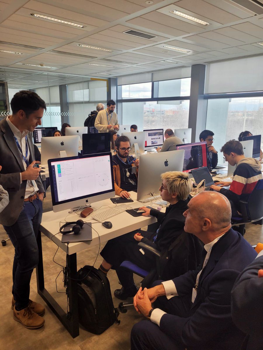antoniomunozsev's tweet photo. Nuestro modelo para #Sevilla apuesta por el emprendimiento, la transformación digital y la generación de oportunidades para jóvenes.
🟡 Hoy he visitado de la mano de la @fundacionTef un proyecto de éxito ya en marcha en Madrid: #Campus42. https://t.co/mZ1Fsj6wjq