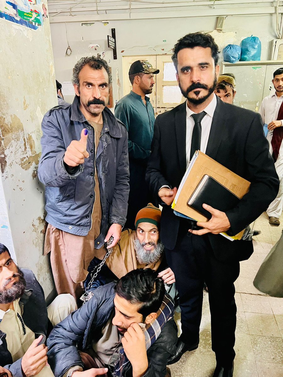Muhammad_Ayub65's tweet photo. کندہار کے رنگین خان سے جب پچھلی سماعت کے دوران پشتونخوا لائرز فورم کراچی کے وکلاء کی ملاقات ہوئی تو اسے مفت قانونی مدد فراہم کرنے کا وعدہ کیا اور اسے یقین دلایا آج معزز عدالت سے اپنی رہائی کے احکامات جاری ہونے کے بعد رنگین خان کی خوشی قابل دید تھی
#Achakzaiourpride
#PMAP_ https://t.co/jmyfKXILEP