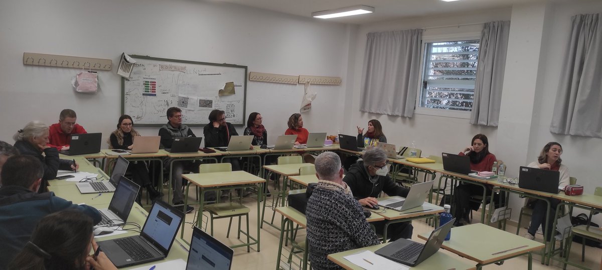 IESSierraJorge's tweet photo. Sesión presencial de formación del Grupo de Trabajo de Digitalización del @IESSierraJorge con Mariana Alonso. Tarde muy productiva. @cepantequera https://t.co/rMoyLEVLP2