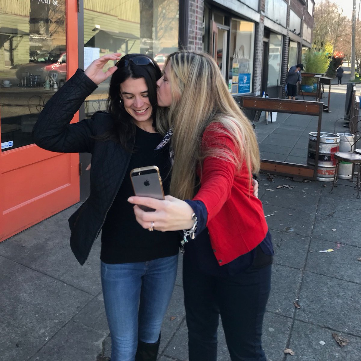 “If your outward commercial presence is so important that you’re forgetting to be a real human—maybe that’s the danger.”
—Heard on this week’s episode
🎧
We tackle our obsession with the selfie &amp; how it may be changing the way we travel.

ow.ly/SCkW50MMmHT