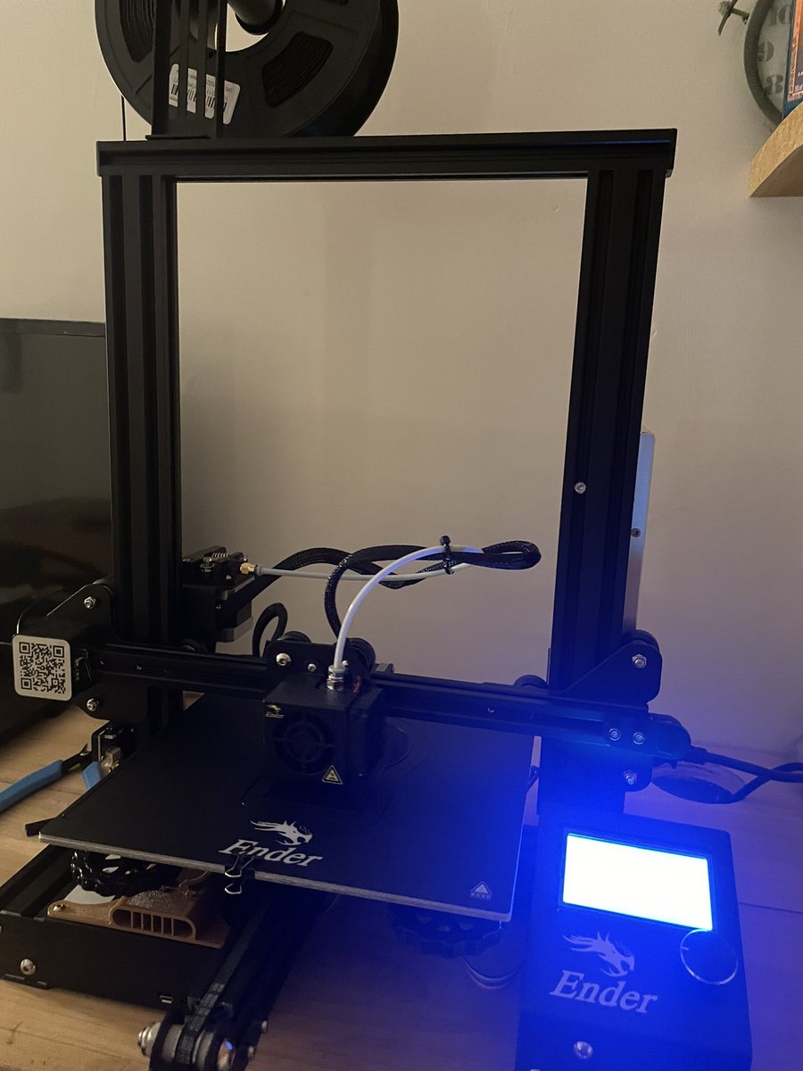 MeyrickStreet's tweet photo. New 3d printer on the go 🤩 https://t.co/GzrVAsFzCh