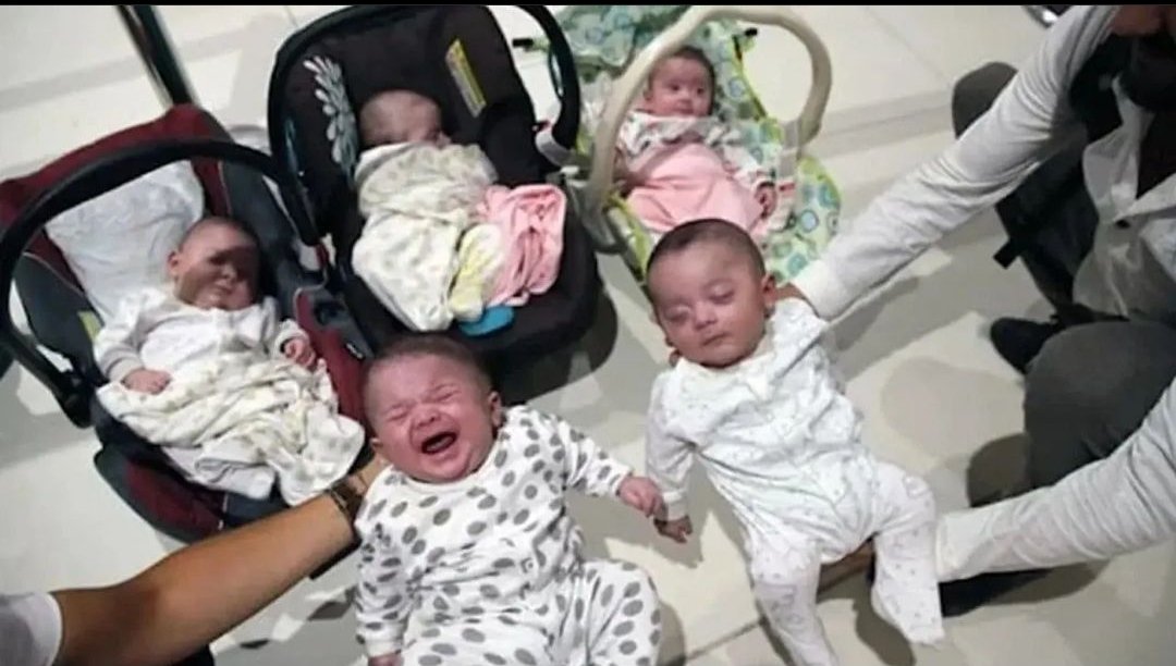 Hatay'da ki bir apartmanın enkazından Hüseyin huyluoglu ve eşi Merve huyluoglu ve Beşiz bebeklerinden 4'ünün cansız bedeni çıkarıldı.