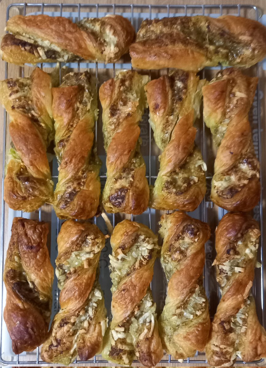 Hey everyone <a href="/veganhour/">#VeganHour</a> &amp; all you other beautiful souls💚Made some cheez &amp; pesto straws the other day. First time with making these💚They were awesome &amp; so easy to make💚Have a lovely evening everyone 🙏💚🙏
#VeganHour #veganfood #VeganForTheAnimals #veganism #GoVegan #veganfood