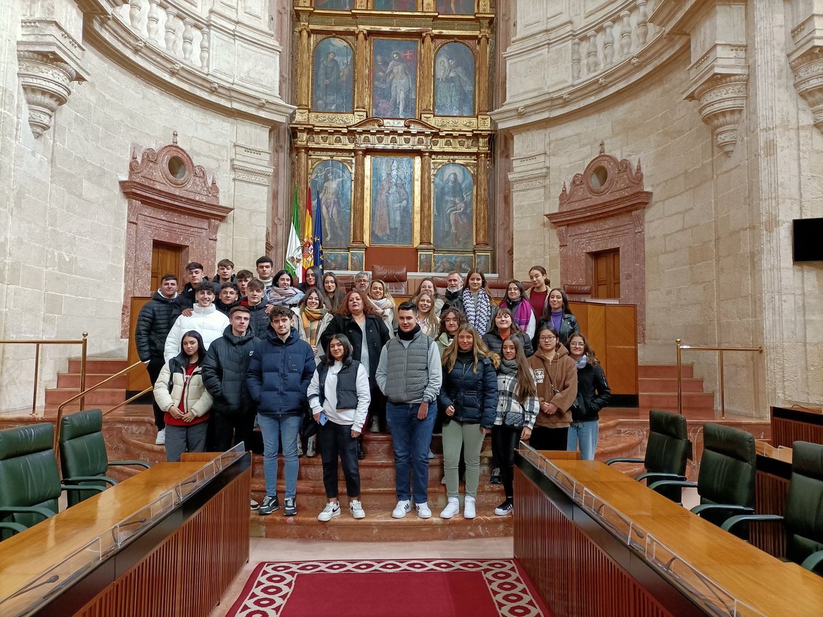 El pasado lunes 30 enero, nuestro alumnado del C.F.  Administración y Gestión y de 1º bachillerato de sociales realizó una interesante visita al Parlamento Andaluz  para  conocer  el funcionamiento de la institución,  así como la historia del edificio y sus valores artísticos.