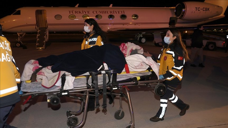 briefnewscom's tweet photo. Cumhurbaşkanlığına ait uçakla Adıyaman’dan sevk edilen yaralı vatandaşlar Ankara’ya getirildi https://t.co/iVrlapYHBm