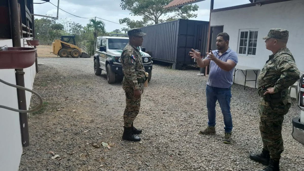 senafrontpanama's tweet photo. #Chepo》 Nuestras unidades de Seguridad Ciudadana del #BATCHE realizan recorridos preventivos y entrega de volantes  en la comunidad de Tierra Prometida con el objetivo de orientar a la población a adoptar las medidas de seguridad necesarias durante los carnavales. https://t.co/U3Wgf427aK