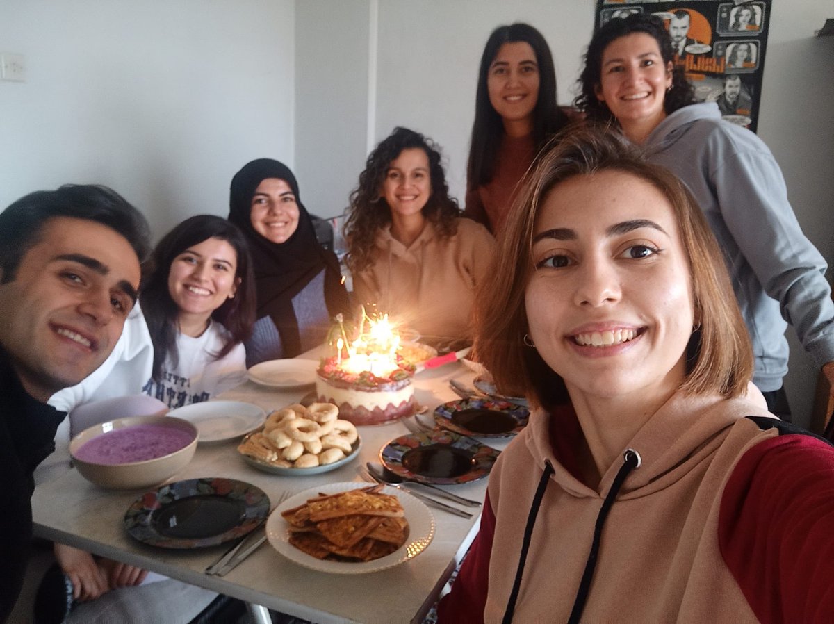 mine_byms's tweet photo. Tüm arkadaşlarım enkaz altında bu nasıl bir acı.Kimse yardıma gitmiyor. Bayza bal,ilayda ülger,ruken güdücü,şeref salih dönmez hala enkaz altında. Samos otel yanı dilek apartmanı merkez adıyaman... yardım edin lütfen @ProfDemirtas @OguzhanUgur @haluklevent #deprem #ADIYAMAN https://t.co/FiSWVVBFIR