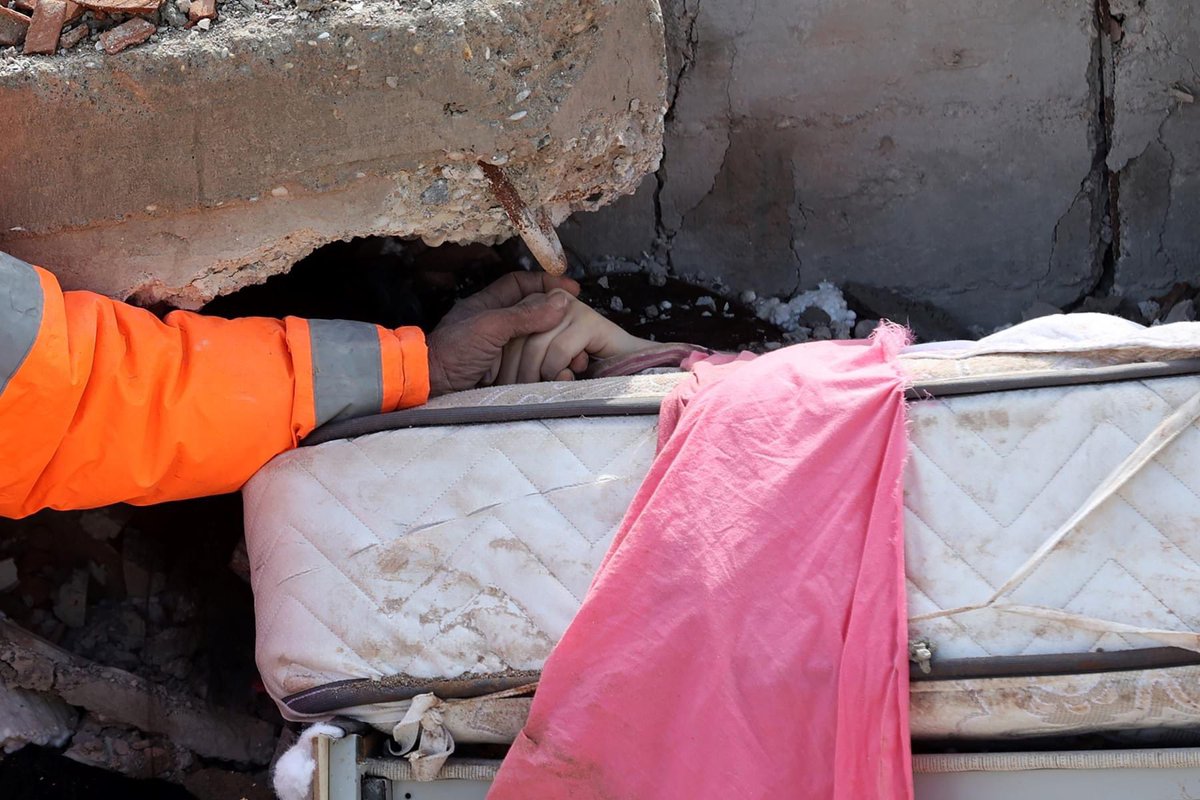 NilofarAyoubi's tweet photo. His daughter died, so he held her hand under the rubble..A picture depicting a sad tragedy ☹️
French news agency published a humanitarian photo of Turkish man called "Masoud Hanser", holding the hand of his deceased daughter "Irmak", who was killed in the devastating earthquake. https://t.co/jmNuhabkyI