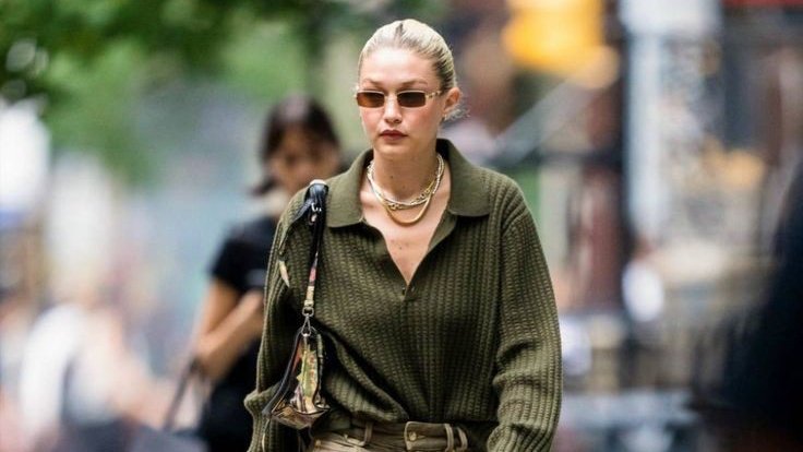 PopSugarRP's tweet photo. #PopSugarRP • 𝖯͟𝖺͟𝗉͟𝖺͟𝗋͟𝖺͟𝗓͟𝗓͟𝗂͟  📸
ㅤ
𝗠𝗶𝗮 𝗕𝗲𝗹𝗹𝗲 𝗠𝗼𝘀𝘀-𝗕𝗿𝗮𝗱𝘀𝗵𝗮𝘄 (@VSbustier) spotted today going for a walk in New York City. https://t.co/Pp3bCpxPXd
