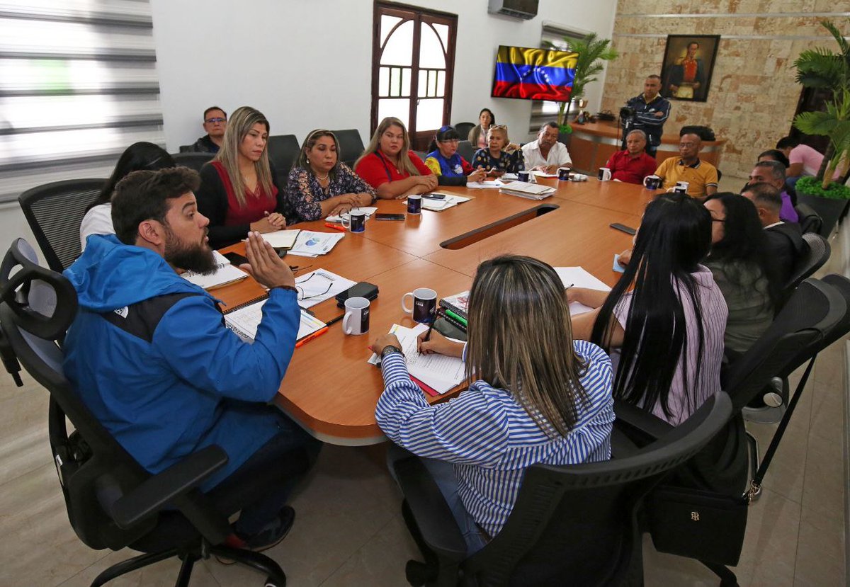 gobmonagasve's tweet photo. Gobernador Ernesto Luna acuerda activación de un plan quirúrgico para docentes

• El mandatario regional hace un llamado a la conciencia de los maestros, profesores y padres para el retorno a clases.

#Monagas #Maturin #VenezuelaMonumental
https://t.co/8JpLuu3LIe https://t.co/ijUasEloeT