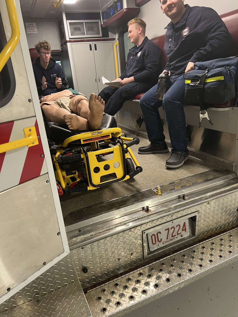 EHOVEffemt's tweet photo. Seniors working on their patient assessment skills #EHOVEvips 🚑🚨 https://t.co/cmMPXj89S0